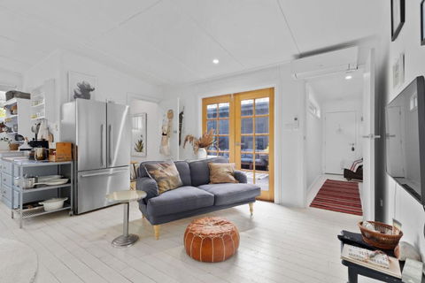 Adrift - Pet-friendly - 5 Min Walk To Bay - Rustic Charm - Tweed Heads Accommodation 1