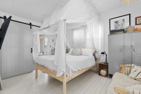 Adrift - Pet-friendly - 5 Min Walk To Bay - Rustic Charm - Tweed Heads Accommodation 2