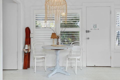 Adrift - Pet-friendly - 5 Min Walk To Bay - Rustic Charm - Tweed Heads Accommodation 3