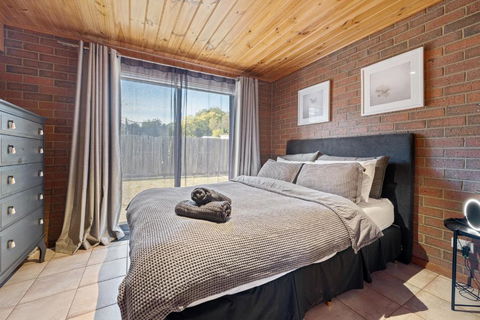 Affordable GEM In The Heart Of Inverloch - Tweed Heads Accommodation 4