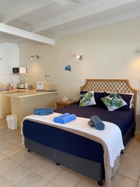 AFFORDABLE ISLAND ESCAPE! Queen Studio, Nelly Bay - Tweed Heads Accommodation 1