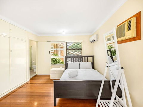 Affordable Studio Steps From UQ Shops And Transit - Tweed Heads Accommodation 0