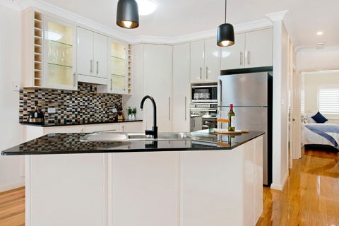 Adrift At Dolphin Cove Apt 5 - Riverfront Modern - Tweed Heads Accommodation 3