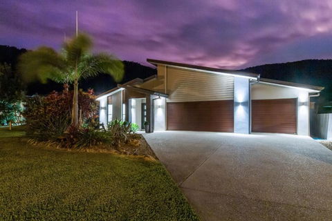 Airlie Beach Home - Tweed Heads Accommodation 2