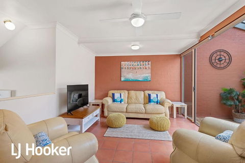Amazing Waterfront Location - Tweed Heads Accommodation 4