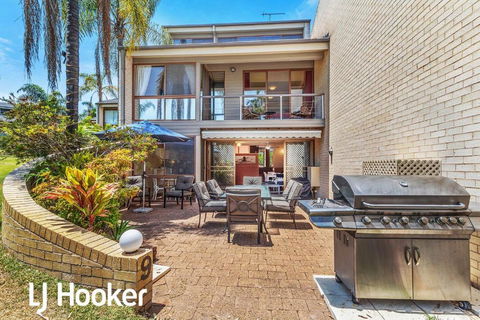 Amazing Waterfront Location - Tweed Heads Accommodation 3