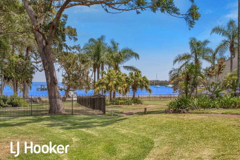 Amazing Waterfront Location - Tweed Heads Accommodation 1