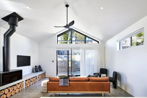 Architectural Brilliance - Sandy Bay - Tweed Heads Accommodation 4