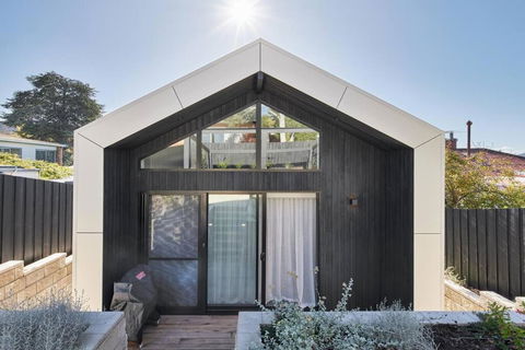 Architectural Brilliance - Sandy Bay - Tweed Heads Accommodation 1