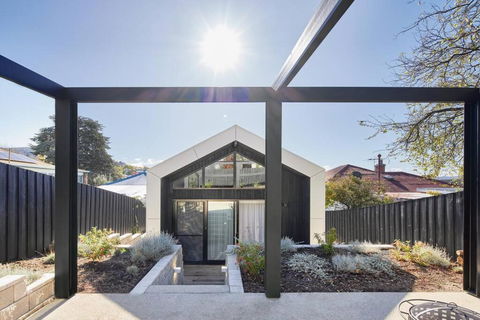 Architectural Brilliance - Sandy Bay - Tweed Heads Accommodation 2
