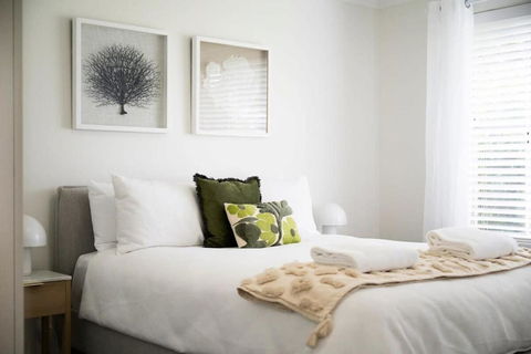 Artful Abode - Duntryleague, Vibrant Decor - Tweed Heads Accommodation 1