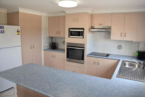 Astor Apartment 2 - Bring Your Own Linen - Tweed Heads Accommodation 4