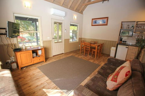 Autumn Leaf Cottage 1 - Tweed Heads Accommodation 3