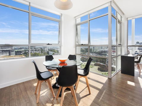 As The Sun Sets - Modern And Spacious 2BR Zetland Apartment Facing The Setting Sun - Tweed Heads Accommodation 1