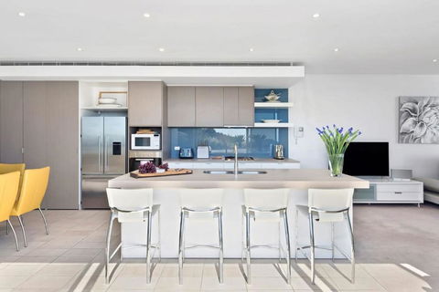 Azure Bliss Luxe With Water Views Walk To Beach - Tweed Heads Accommodation 2