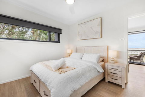 Azure Studio - Ocean Glimpses - 3 Mins Walk To Beach - Tweed Heads Accommodation 2