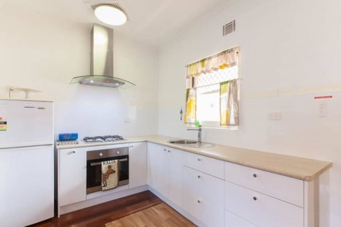 B8 Crawley Apartment 1 BRM & Sleepout Near UWA - Tweed Heads Accommodation 2