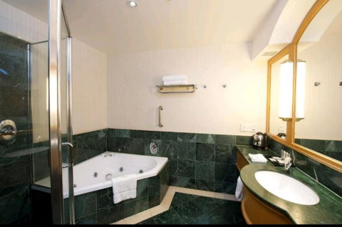 Deluxe King Room In Gold Tower - Tweed Heads Accommodation 4