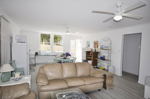 Retro Beach Flat - Tweed Heads Accommodation 3