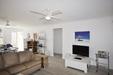 Retro Beach Flat - Tweed Heads Accommodation 4