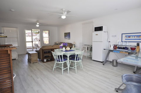 Retro Beach Flat - Tweed Heads Accommodation 10