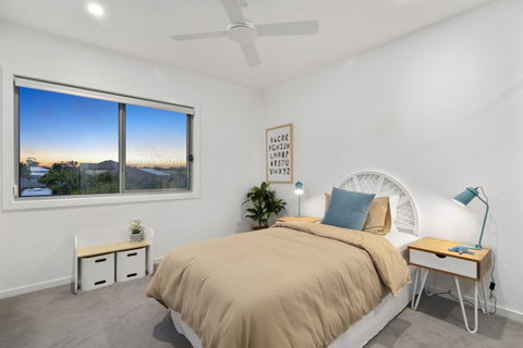 Luxury Canal Front Holiday House - Tweed Heads Accommodation 3