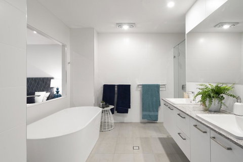 Luxury Canal Front Holiday House - Tweed Heads Accommodation 15