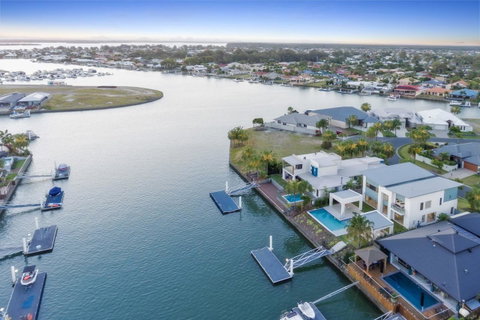 Luxury Canal Front Holiday House - Tweed Heads Accommodation 10