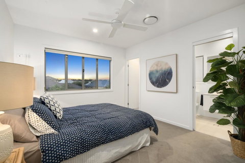 Luxury Canal Front Holiday House - Tweed Heads Accommodation 13