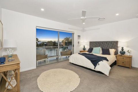 Luxury Canal Front Holiday House - Tweed Heads Accommodation 4