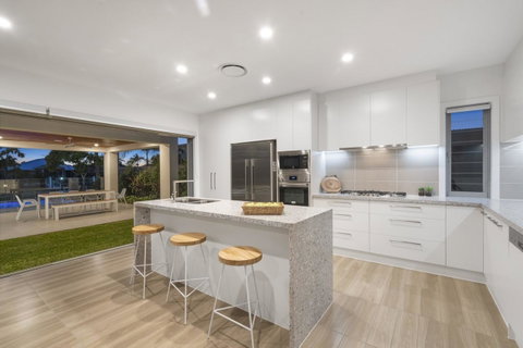 Luxury Canal Front Holiday House - Tweed Heads Accommodation 12