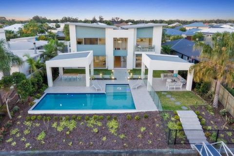 Luxury Canal Front Holiday House - Tweed Heads Accommodation 7