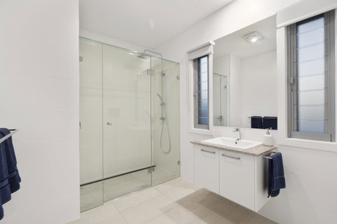 Luxury Canal Front Holiday House - Tweed Heads Accommodation 5
