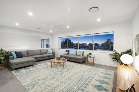 Luxury Canal Front Holiday House - Tweed Heads Accommodation 8