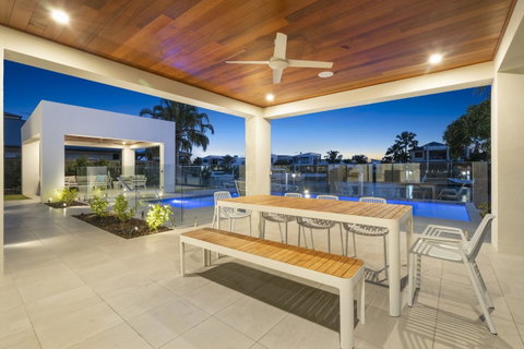 Luxury Canal Front Holiday House - Tweed Heads Accommodation 14