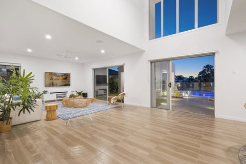 Luxury Canal Front Holiday House - Tweed Heads Accommodation 9