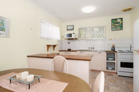 Lowset, Pet Friendly Cottage - Sunset Ave, Bongaree - Tweed Heads Accommodation 1