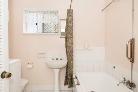 Lowset, Pet Friendly Cottage - Sunset Ave, Bongaree - Tweed Heads Accommodation 17