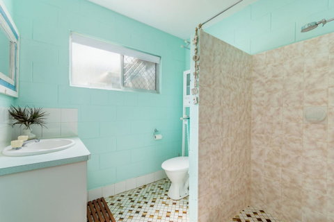 Charm And Comfort In This Ground Floor Unit With Water Views! Welsby Pde, Bongaree - Tweed Heads Accommodation 11
