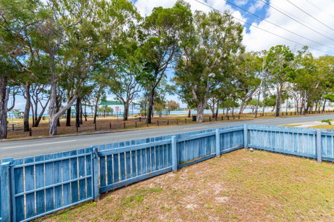 Charm And Comfort In This Ground Floor Unit With Water Views! Welsby Pde, Bongaree - Tweed Heads Accommodation 12
