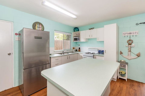 Charm And Comfort In This Ground Floor Unit With Water Views! Welsby Pde, Bongaree - Tweed Heads Accommodation 10