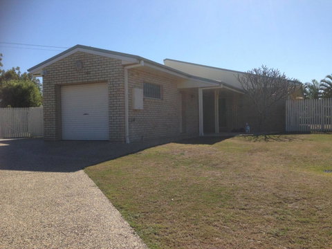Private Canal Duplex With Pontoon - Oleander Drive, Bongaree - Tweed Heads Accommodation 7