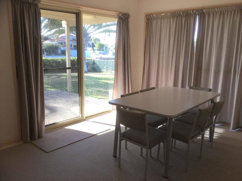 Private Canal Duplex With Pontoon - Oleander Drive, Bongaree - Tweed Heads Accommodation 9
