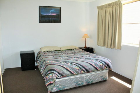 Spacious Unit With Views Of Pumicestone - Wattle Ave, Bongaree - Tweed Heads Accommodation 13