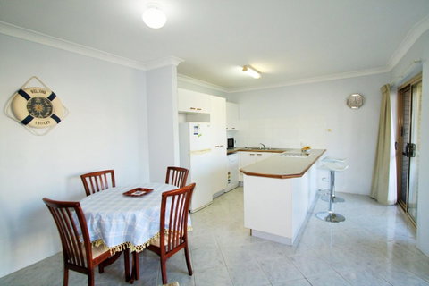Spacious Unit With Views Of Pumicestone - Wattle Ave, Bongaree - Tweed Heads Accommodation 3