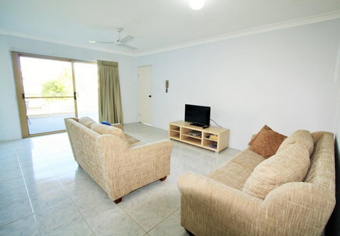 Spacious Unit With Views Of Pumicestone - Wattle Ave, Bongaree - Tweed Heads Accommodation 6