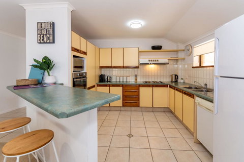 Spacious Family Unit With Incredible Views. - Tweed Heads Accommodation 11
