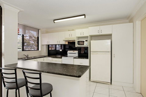 Huge Top Floor Unit Across The Road....Waterfront!! - Tweed Heads Accommodation 7