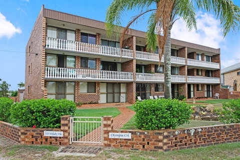 Huge Top Floor Unit Across The Road....Waterfront!! - Tweed Heads Accommodation 19
