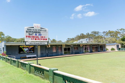 Huge Top Floor Unit Across The Road....Waterfront!! - Tweed Heads Accommodation 12